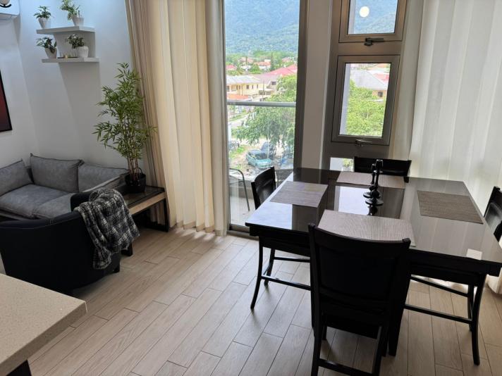Alquiler Apartamento Torres del Valle SPS cuenta con las siguientes características y ventajas: Full amueblado y equipado Climatizado 2 habitaciones con walk-in closet 2 baños Sala-comedor Cocina amueblada Línea blanca: refrigeradora, estufa, microonda Centro de lavado equipado Balcón Garaje para 1 vehículo Área social Área de barbacoa Gimnasio Piscina Seguridad 24/7 Esta es una excelente opción para quienes buscan mudarse sin complicaciones y vivir en un entorno seguro, cómodo y bien equipado a un precio de $ 1,300.00, incluye cuota de mantenimiento